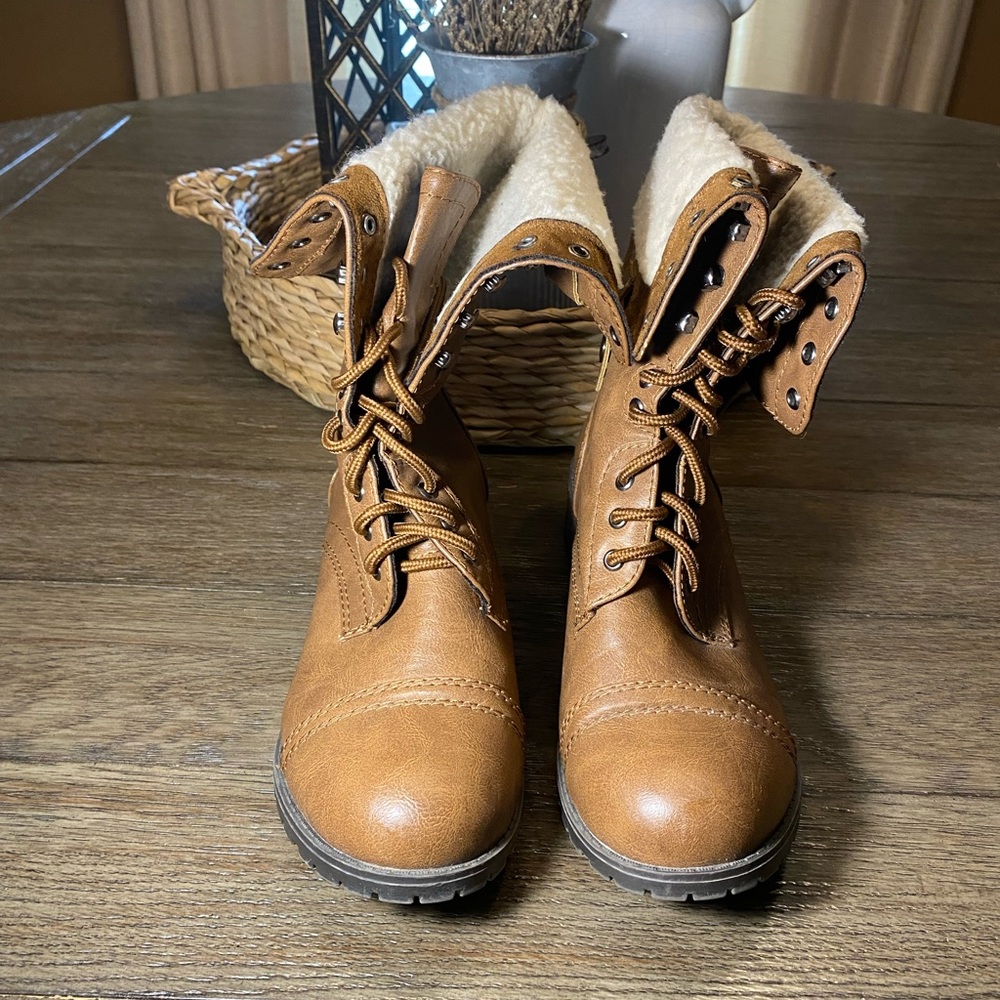 Women soda boot size 10M.